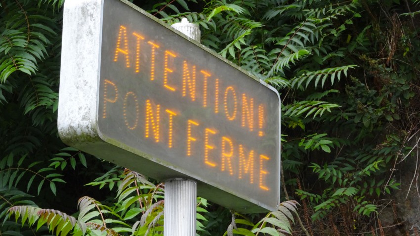 Attention, pont fermé