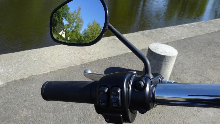 comodo de gauche sur une Harley Davidson