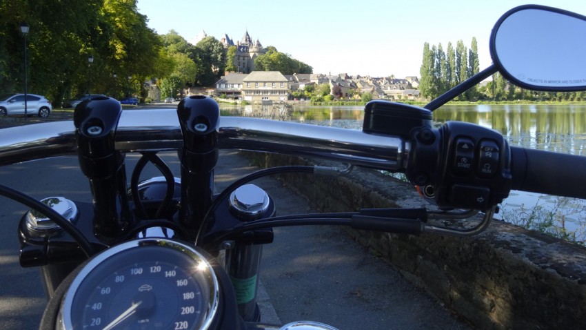 Au guidon d'une Harley Davidson