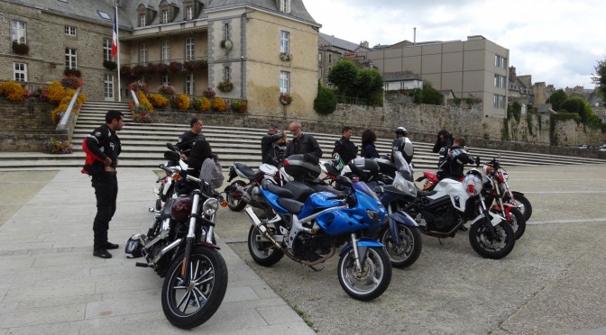 pause motard à l'hôtel de Ville de Dinan