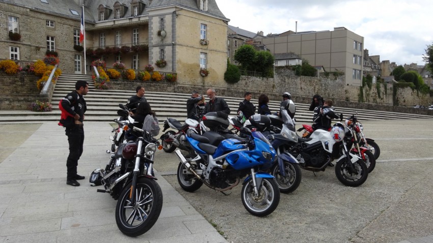 pause motard à l'hôtel de Ville de Dinan