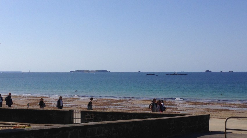 Vue sur la mer depuis la plage de Rochebonne de St Malo