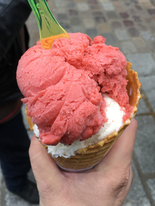 glace fraise / noix de coco au Sanchez de Saint-Malo