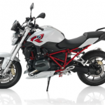 BMW R 1200 R 2015 : Sport, blanche cadre rouge et logo R sur le réservoir