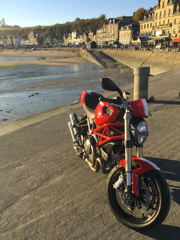 Ducati à Cancale, pause motarde