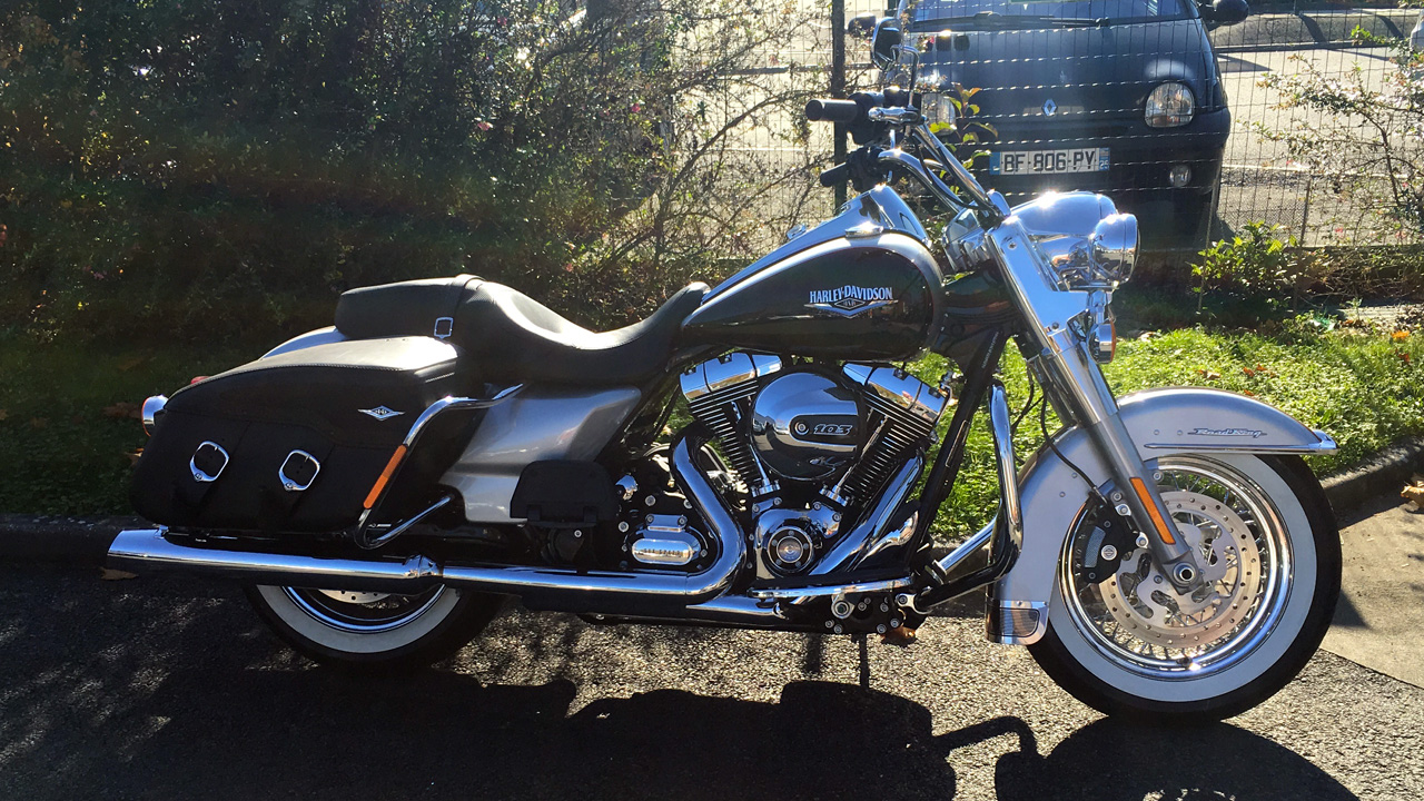 Harley Davidson Roadking bien color 2015 à Rennes