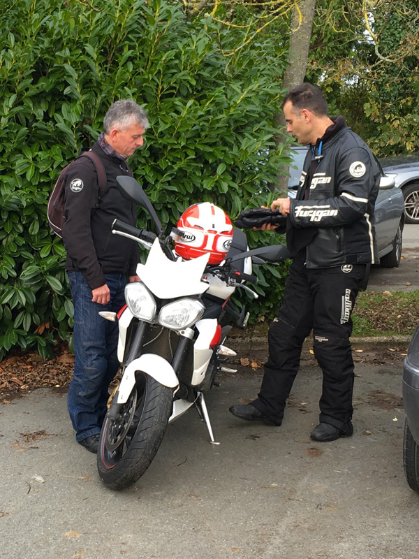 Brice et Jean-Claude autour du Street Triple