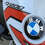 logo BMW : R1200R blanc et rouge