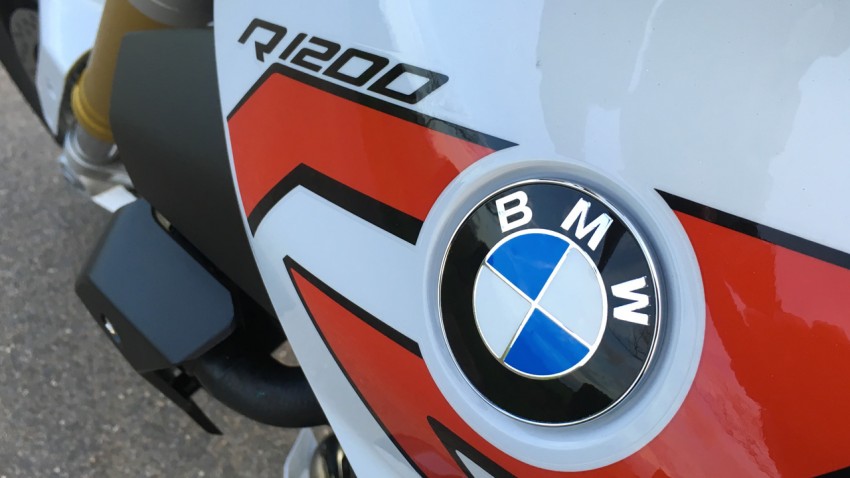 logo BMW : R1200R blanc et rouge