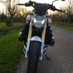 R1200R vue de face avec ses feux LED