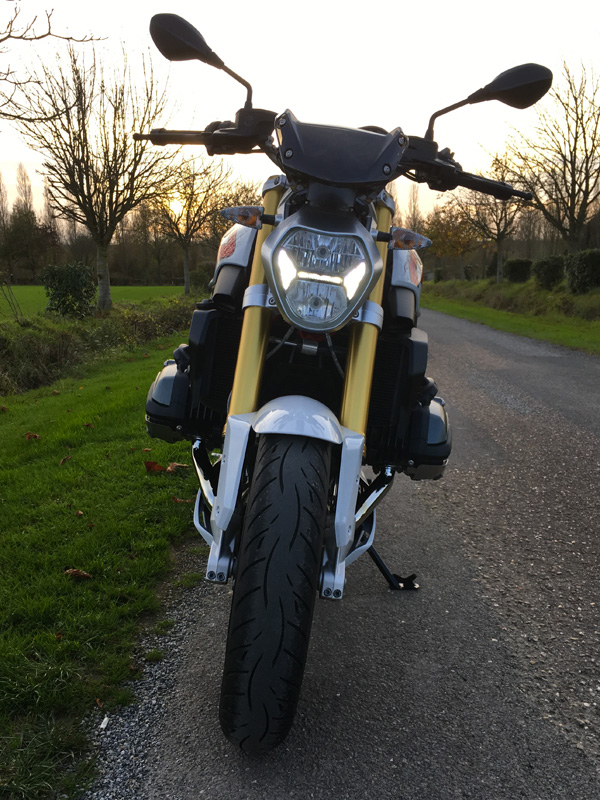 R1200R vue de face avec ses feux LED