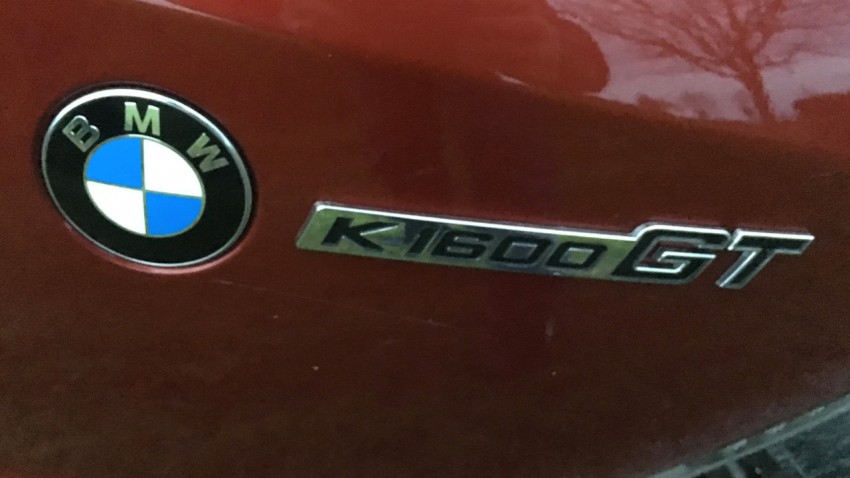 Logo K1600GT en carrosserie rouge