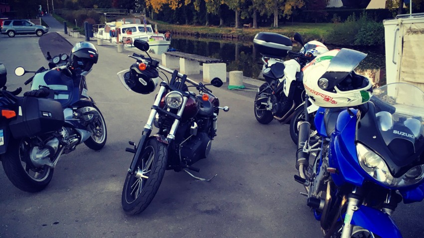 balade moto avec les copains en Harley Davidson