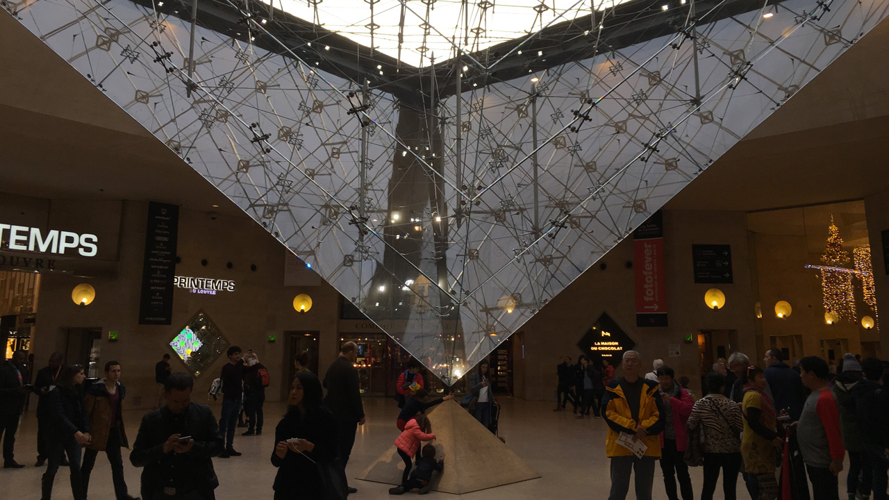 Pyramide de Paris au Louvre