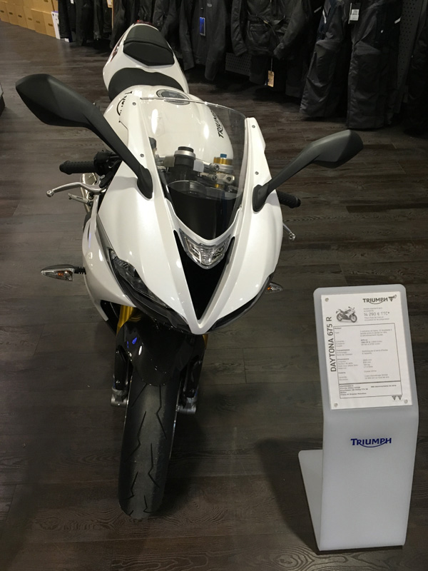 moto vendue 14290€ chez Triumph