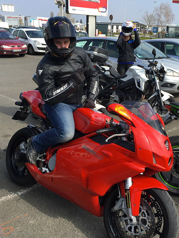 Ben sur sa Ducati 999 rouge