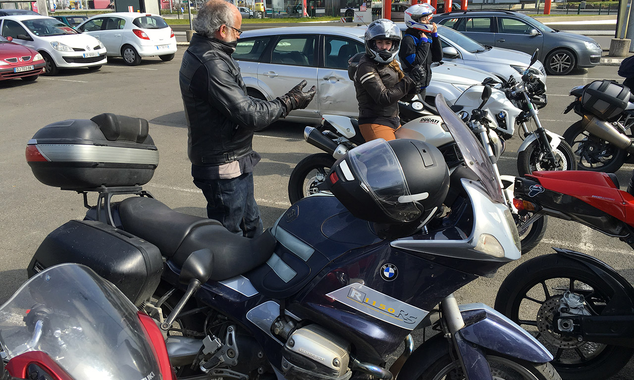 Jef et sa moto BMW R1150RS bleue et grise