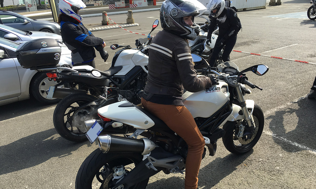 Amélie sur sa Ducati 696 Blanche à Rennes