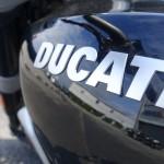 logo réservoir Ducati sur fond noir