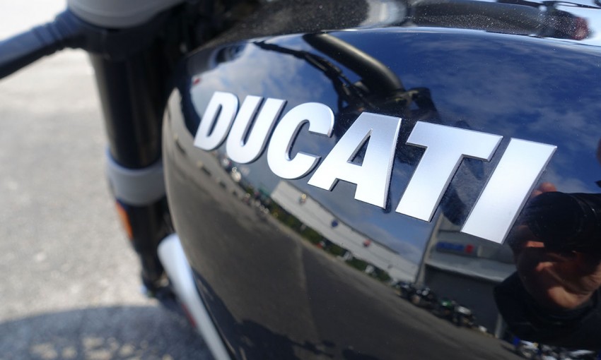 logo réservoir Ducati sur fond noir