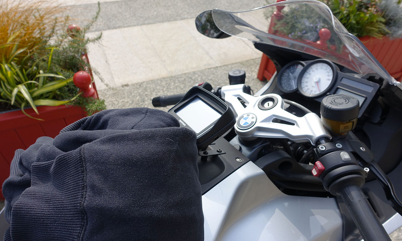 équipement du motard dans les valises du K1300S