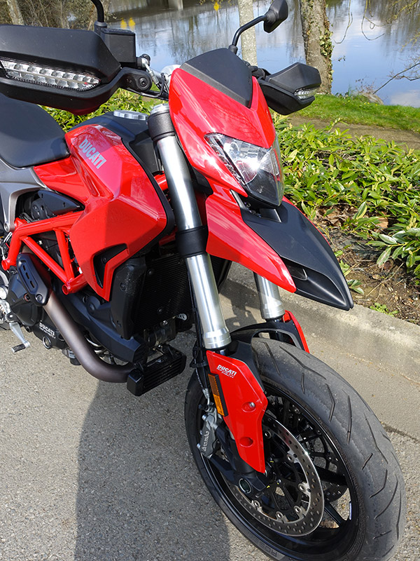 tête de fourche de l'Hypermotard 939