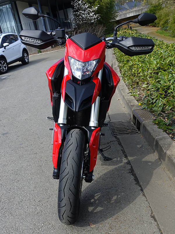 face avant de l'hypermotard 939 2016