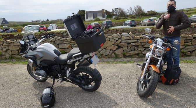 moto sur le parking de la pointe du Raz