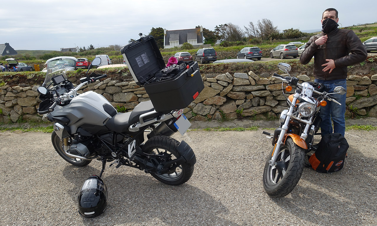 moto sur le parking de la pointe du Raz