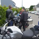 départ du Cap Coz à moto pendant une randonnée motarde