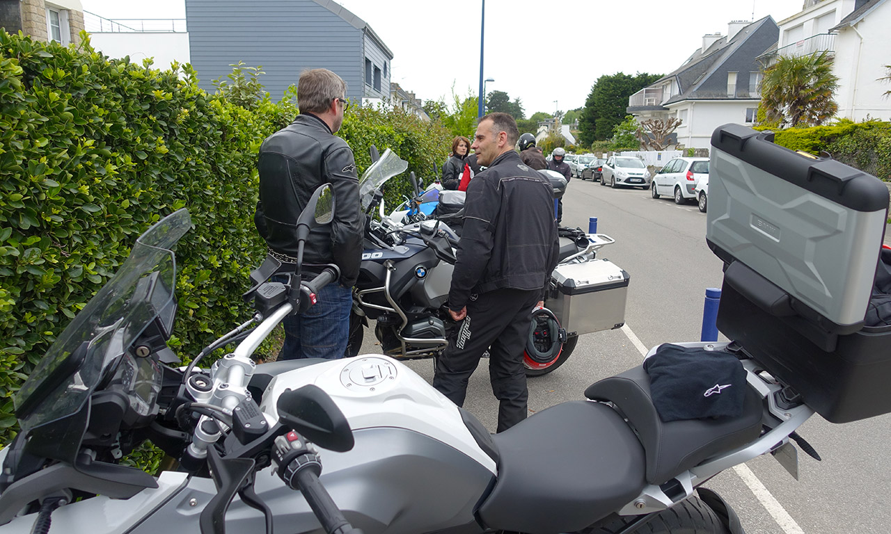 départ du Cap Coz à moto pendant une randonnée motarde