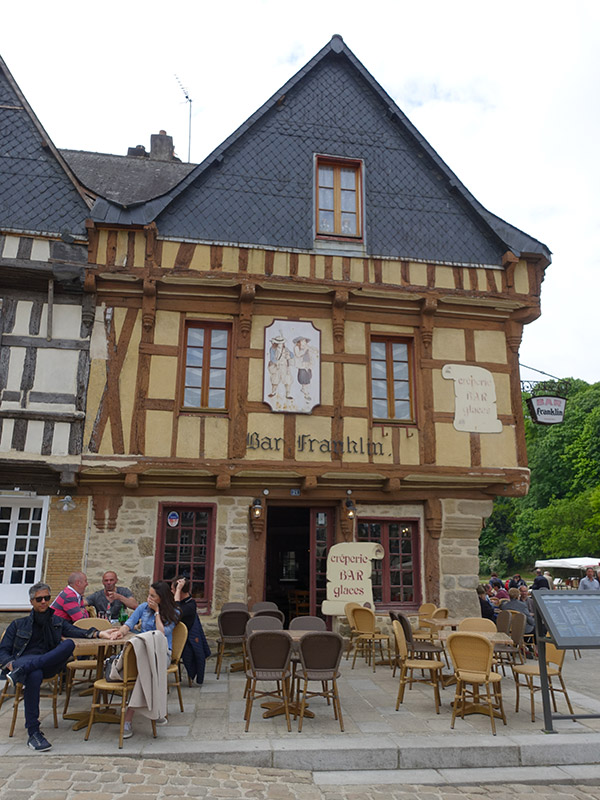 café et terrasse à Saint Goustan