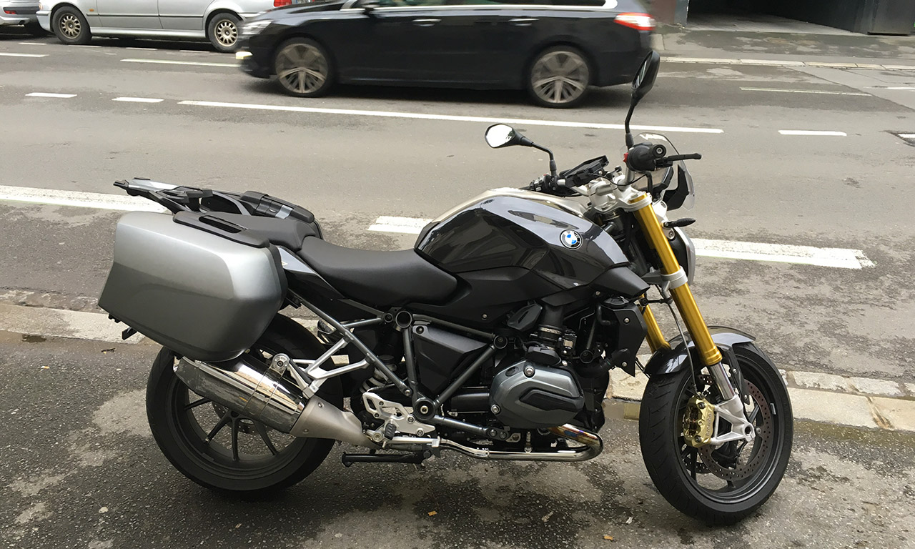 Moto BMW avec valise