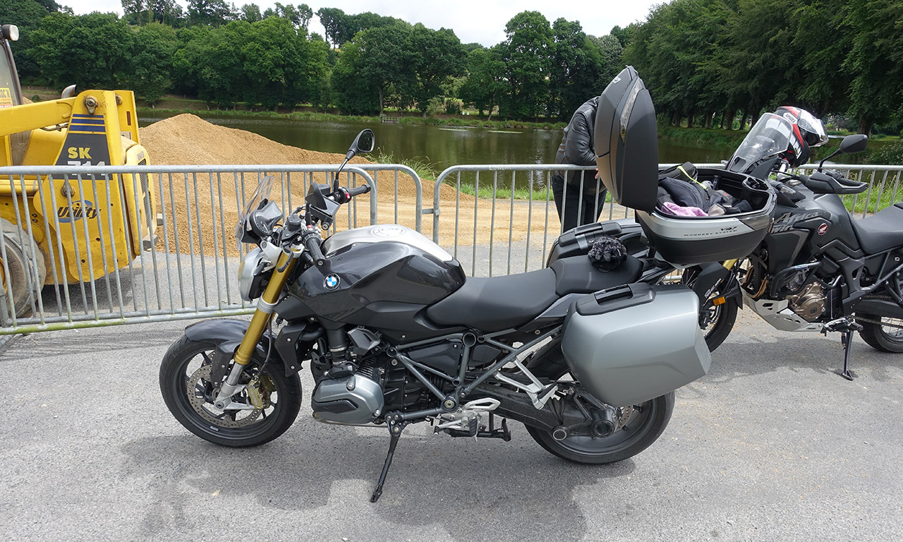 R1200R avec valise et topcase