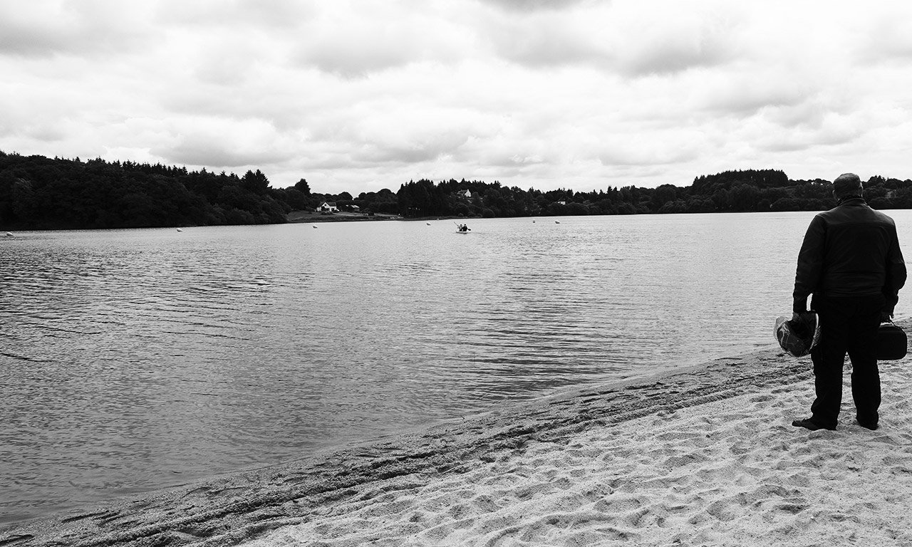 Arnaud au bord du lac du camping des Glomel