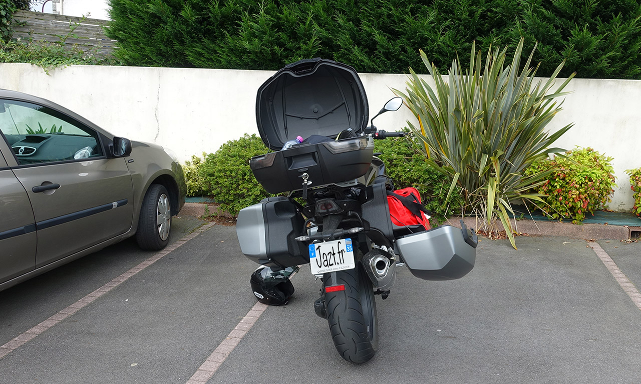 moto BMW avec topcase et valise