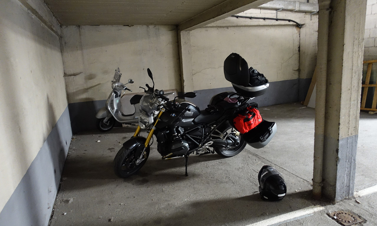 moto dort au garage