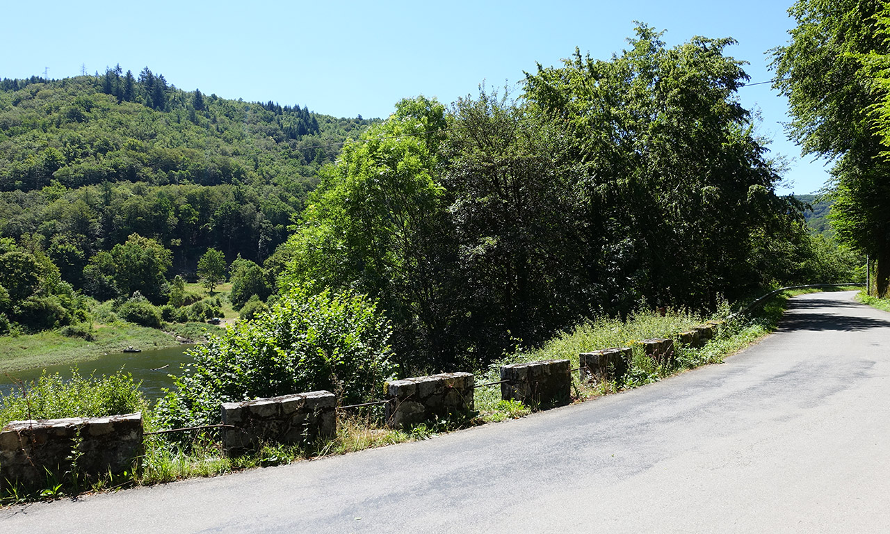 route sinueuse en longeant la Dordogne