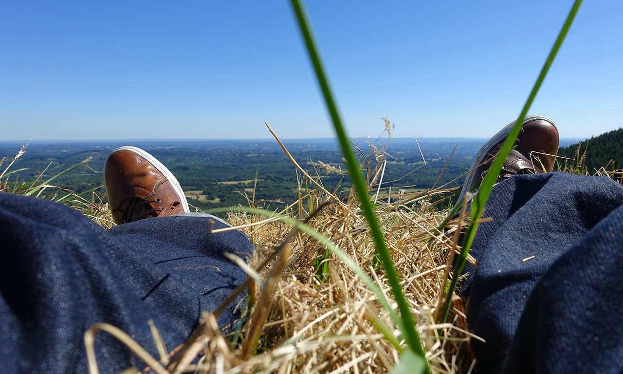 assis dans l'herbe au suc-au-may