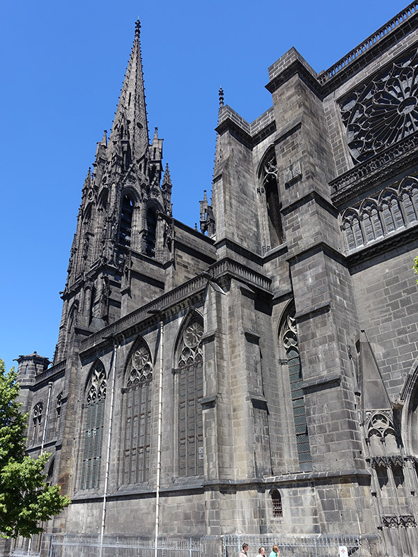 les pierres noires de la Cathédrale de Clermont Ferrand