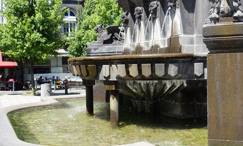 fontaine urbain 2 à la cathédrale de Clermont Ferrand