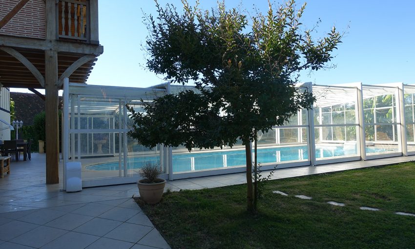 Le jardin piscine à la ferme Laupillère à Sarrazac