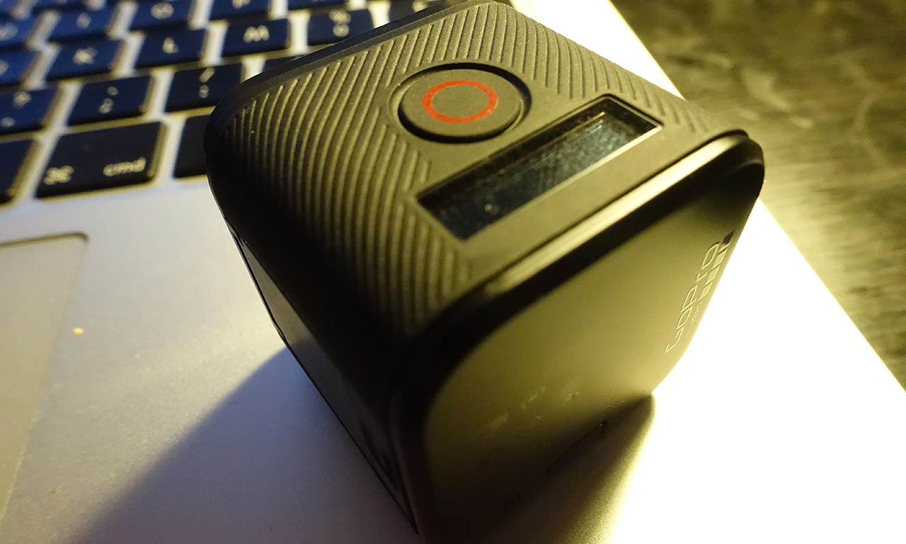 Petite caméra GoPro Session, idéale pour le motard
