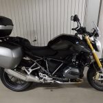 BMW R1200R bien équipée pour la route