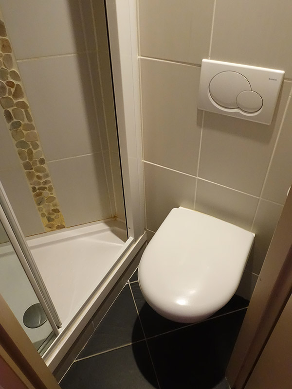 salle de bain : hotel les balladins à limoges