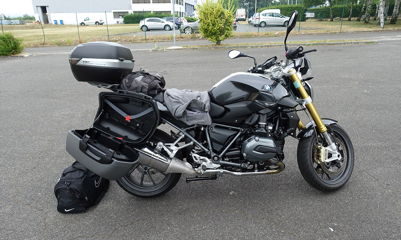 moto BMW équipée pour un long trajet