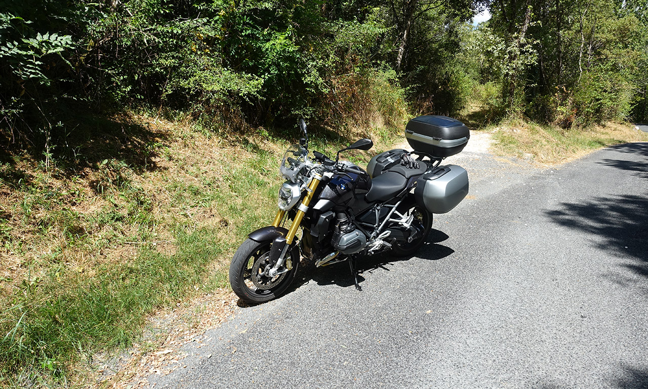 BMW R1200R équipée d'une GoPro