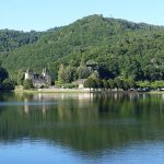 vue sur un lac autour d'Argentat (Dordogne)