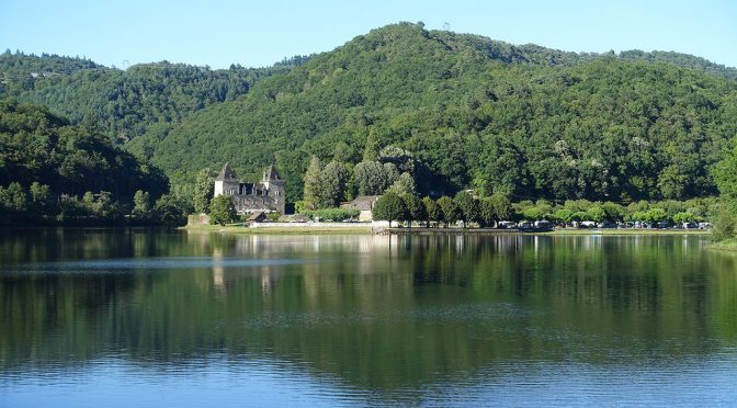 vue sur un lac autour d'Argentat (Dordogne)