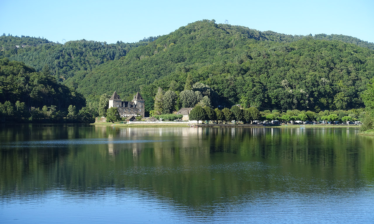 vue sur un lac autour d'Argentat (Dordogne)